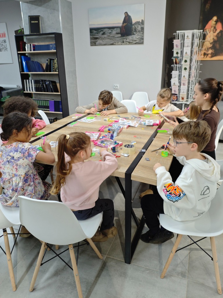 Дети за творческими занятиями в Библейском Центре